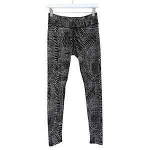 Beyond Yoga Women’s Black and White Swirl Dots Pattern Size‎ Medium